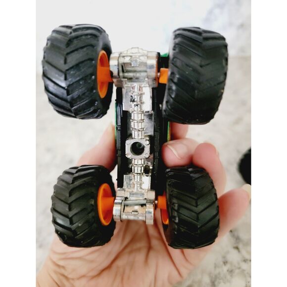 Monster Jam 1/64‎ Spin Master LOT Of 2 Bakugan Dragonoid Red & Green Dragons - Picture 7 of 9